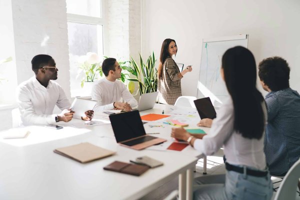 Quelles stratégies les musées d'art moderne peuvent-ils adopter pour intégrer l'art numérique dans leurs expositions ?