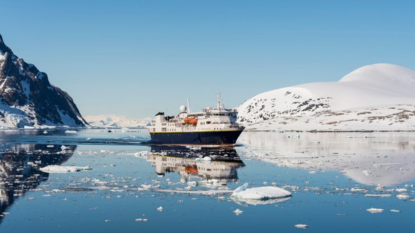 Aventure glaciale : découvrez les merveilles des pôles lors d'une croisière unique
